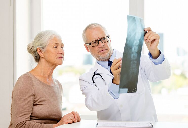 The doctor determines cervical osteochondrosis in the patient using X-rays